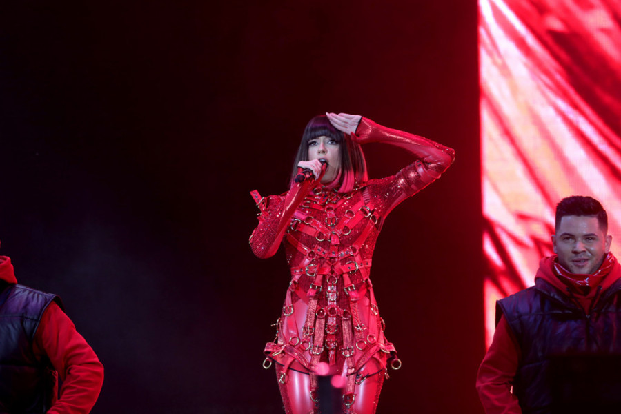 Vatrena Sara Jo: Otvorila doček ispred Skupštine, svojim kostimom ostavila bez daha, pa se obratila ovim rečima