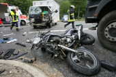 Stravičan udes na Šabačkom putu: Motociklista se zakucao u kamion, motor smrskan!