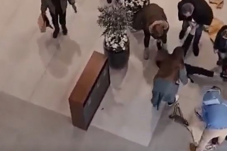 Sukob u tržnom centru: Momak i devojka se sukobili, prolaznici morali da intervenišu (VIDEO)