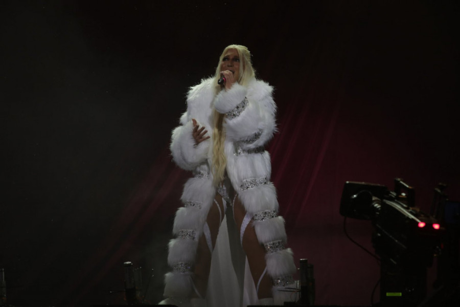 Ni na nebu, ni na zemlji! Jelena Karleuša ispred Skupštine kao ledena kraljica podigla temperaturu!