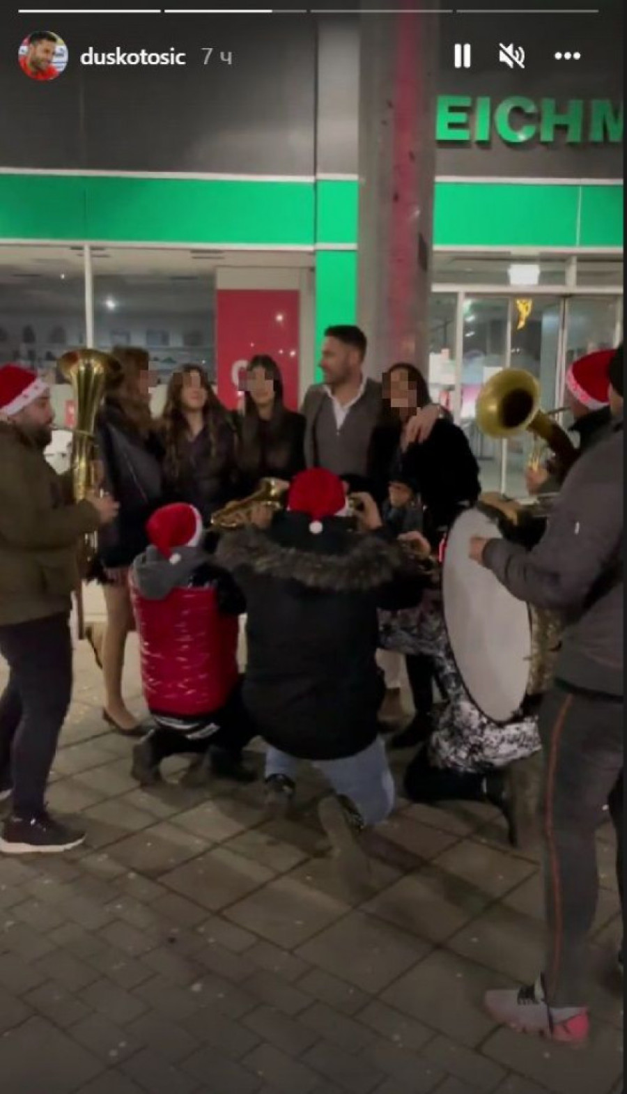 Duško Tošić se ludo provodio ispred Skupštine: Zaigrao kolo uz trubače (FOTO)