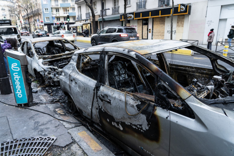 Bes i požari na ulicama Pariza: Skoro 900 automobila gorelo u novogodišnjoj noći (FOTO/VIDEO)