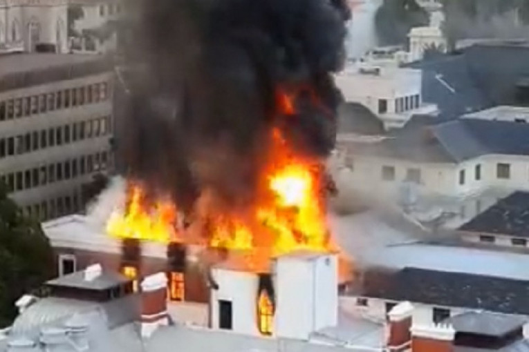 Gorela zgrada parlamenta u Kejptaunu! Vatra gutala krov (VIDEO)