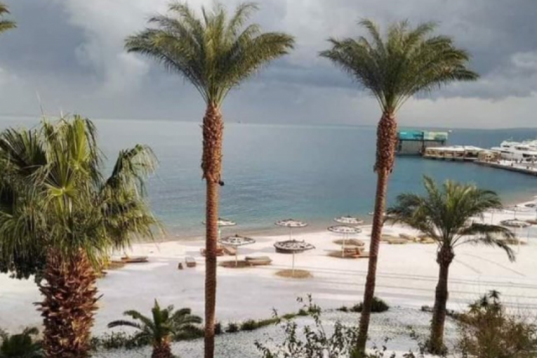 U Hurgadi pao sneg: Plaže se zabelele, građani u šoku (VIDEO)