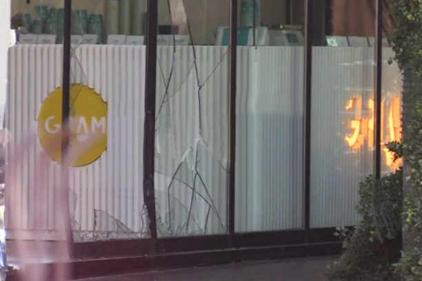 Mali Cuner zbog Jelene Karleuše napravio haos na Terazijama? "Audijem" u izlog "Kasine"