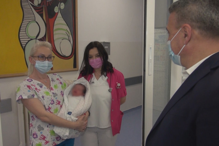 Poklon za prvorođenu bebu u Čačku ove godine: Dukat Belog anđela za Vukana