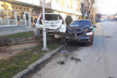 BMW udario u taksi, gurao ga 30 metara, pa se oba vozila "zakucala" u drvo: Kakav udes u Čačku! (FOTO)