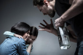 Porodično nasilje u Smederevu: Pretukao suprugu, a njenoj ćerkici trljao pelenu u lice?!