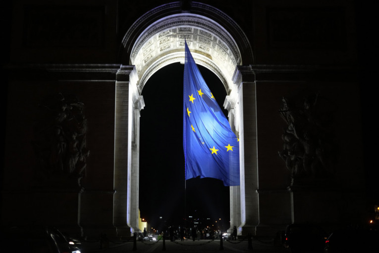 Zastava Evropske unije uklonjena sa Trijumfalne kapije: Pritisci desnice primorali vlast da reaguje