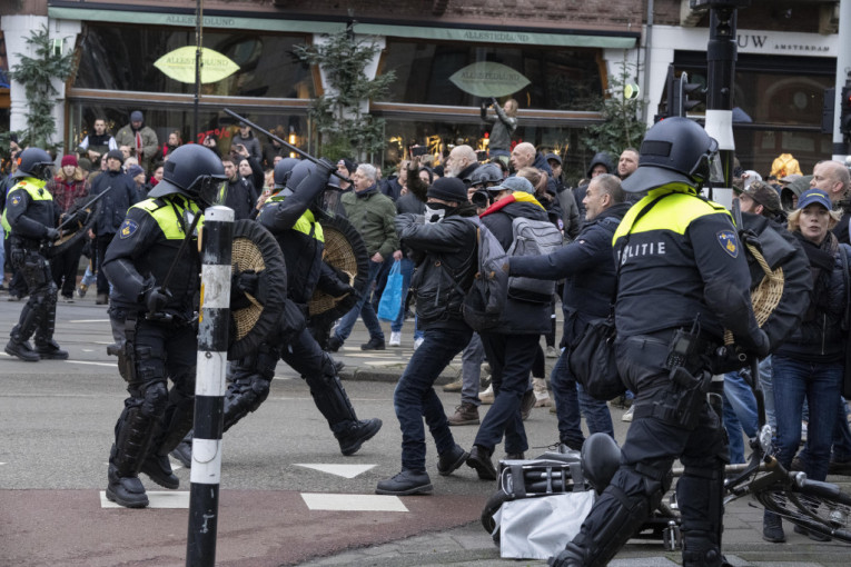 Pendrecima na demonstrante: Policija u Amsterdamu tukla nezadovoljne građane koji su protestovali protiv korona mera (VIDEO)