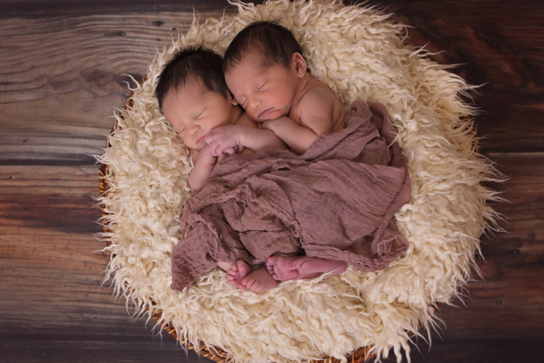 U prošloj godini broj novorođenih dečaka i devojčica skoro jednak: Podaci o blizancima i trojkama su pravo iznenađenje