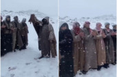 Sneg pao u Saudijskoj Arabiji: Hiljade pojurile ka planini da se slikaju (VIDEO)
