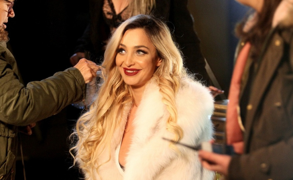 Prepoznajete li uplakanu devojčicu? Danas je velika zvezda, a uskoro će postati majka! (FOTO)