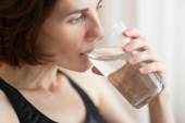 Moguće je otrovati se vodom: Ako pijete previše vode, stručnjak tvrdi da rizikujete nekoliko problema