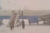 Zavejani Bajden: 30 minuta nije mogao da izađe iz predsedničkog aviona zbog snežne oluje (VIDEO)