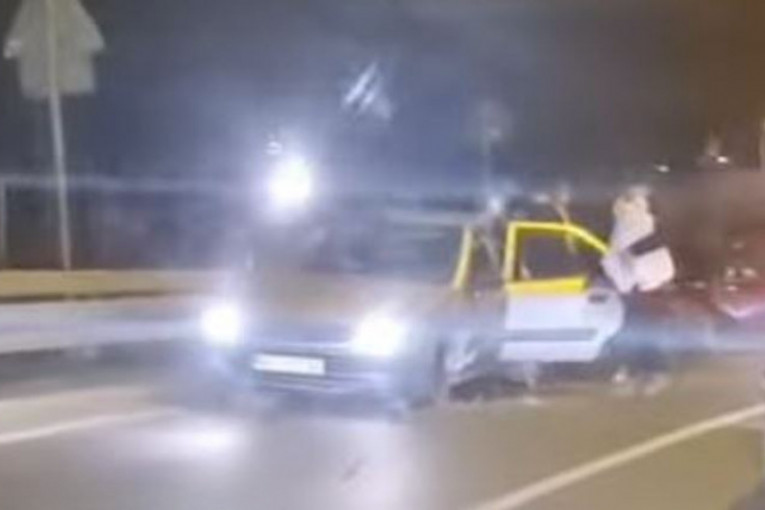 Saobraćajka na Žeželjevom mostu: Vozila od siline udarca značajno oštećena, u jednom bila i beba (VIDEO)