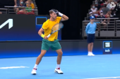 Sjajan potez australijskog tenisera: Osvojio poen sa kačketom u ruci! (VIDEO)