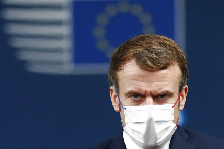 Antivakseri sa protesta poručili da će nervirati Makrona: Francuski predsednik bi da ih primora na vakcinu!