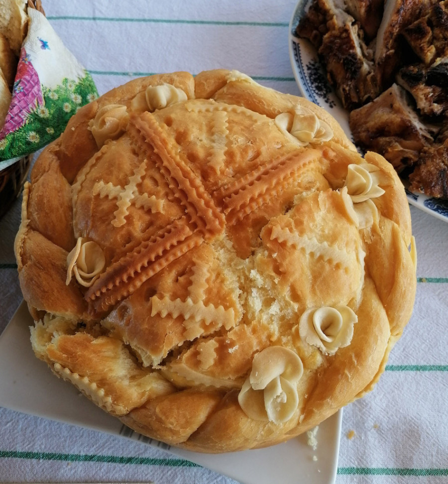 Česnica kao sastavni deo Božića: Kakvi su običaji širom Srbije i kako se priprema pogača u koju se stavljaju novčići, dren i kukuruz