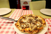 NAJBOLJA PICA NA SVETU PRAVI SE U PIROTU! Italijansko jelo sa jagnjetinom, čvarcima i peglanom kobasicom “oborilo” čak i Italijane! (VIDEO)