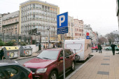 Hit! Kako se Beograđani dovijaju da bi sačuvali parking-mesto? Cigle i gajbice su standard, ali jedan vozač prevazišao sve granice (FOTO)