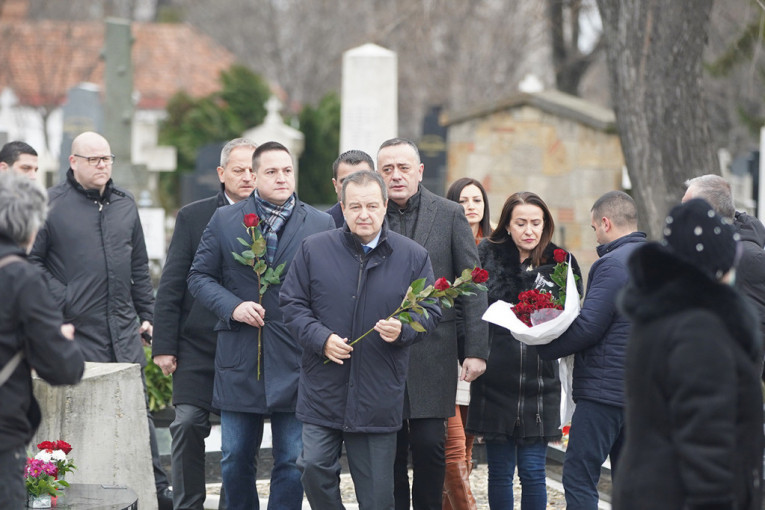 Pomen povodom 40 dana od smrti Milutina Mrkonjića na Novom groblju (FOTO)
