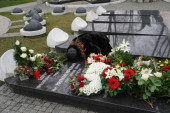 Tužnih 40 dana bez Mrke za Anu Bekutu: Nadvila se nad spomenik i sve vreme plakala (FOTO)
