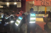 Sukob ispred Novakovog hotela: Policija primenila silu na okupljene građane (VIDEO)