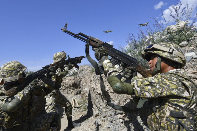 Nastavili se sukobi na granici: Tadžikistanske snage granatirale kirgistanska sela