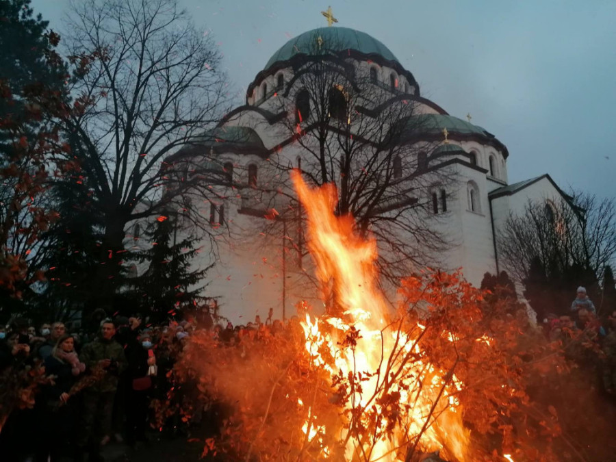 Kada večeras zapalite badnjak, treba da znate šta simbolizuju varnice hrasta, drveta boga Peruna