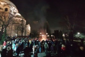 Veliki broj vernika tradicionalno ispred Hrama Svetog Save: Sa nestrpljenjem iščekuju ponoćnu liturgiju (FOTO/VIDEO)