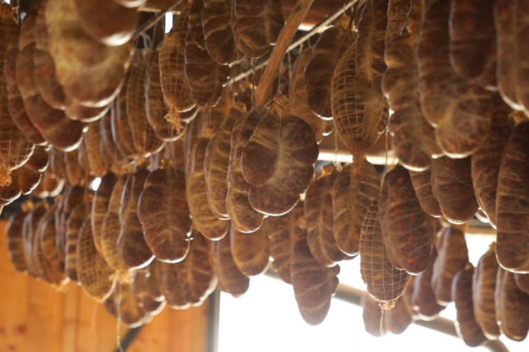 Neprijatna scena nasred ulice: Muškarac prišao predsednici Šejnbaum i poljubio je u vrat! (VIDEO)