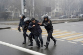 Pucnjava u Almatiju se nastavila, svuda se vide tela mrtvih: Predsednik Kazahstana naredio vojsci da puca na demonstrante (VIDEO/FOTO)
