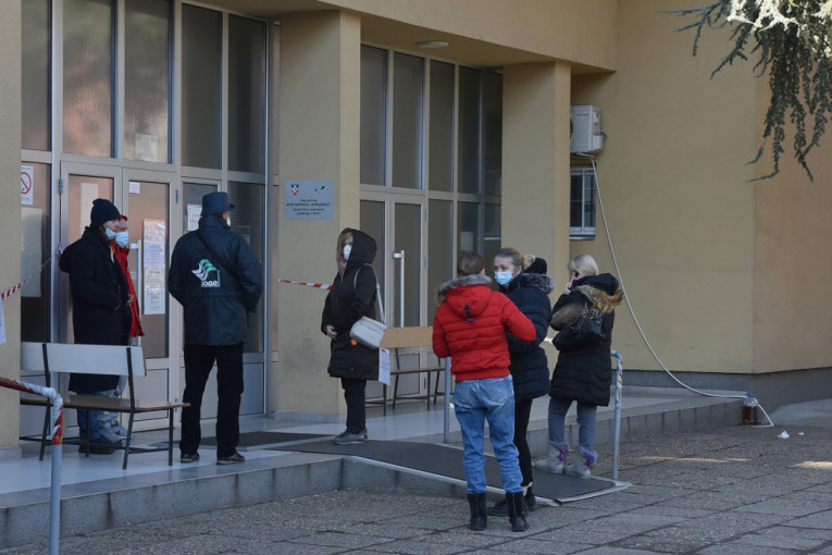 Potresne reči supruge nastradalog muškarca ispred kovid ambulante: "Ubrzano je disao, prevezli smo ga na VMA"