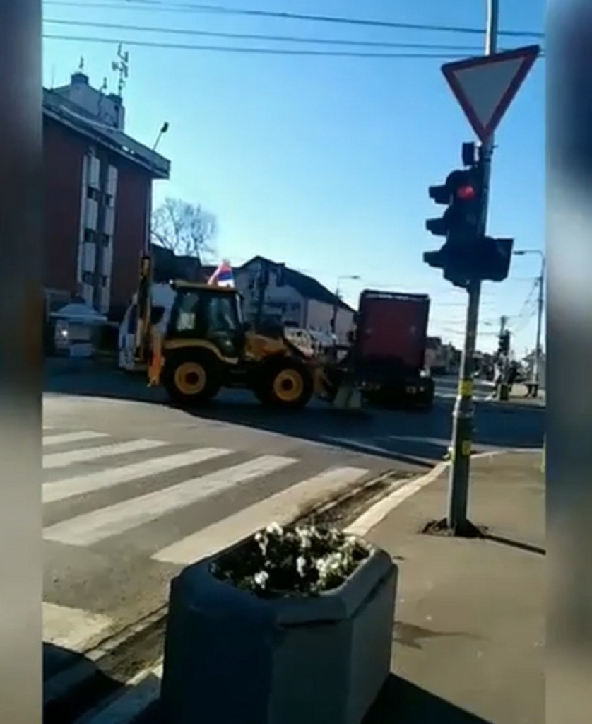 Nesvakidašnje slavlje u Surčinu: Vijore se srpske trobojke, a okićeni ...