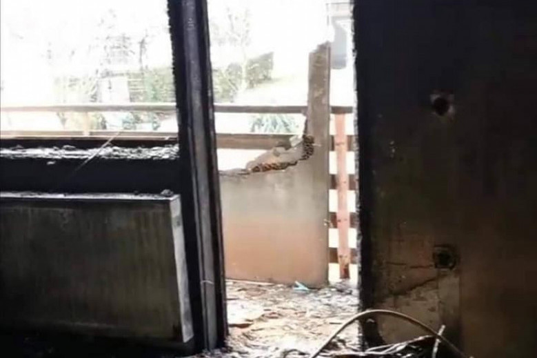 Vatrena stihija potpuno progutala porodičnu kuću u Sevojnu: Dečaci iz plamena izleteli i goli i bosi (FOTO)