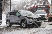 Nova snežna oluja pogodila SAD: Saobraćajni kolaps i na nebu i na zemlji (FOTO)