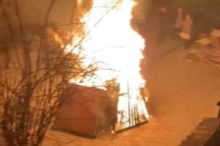 Koliko varnica - toliko parica, ili ipak ne: Palio badnjak, pa zamalo da zapali komšije (VIDEO)