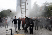 Potpuno rasulo u Tirani: Sukobile se pristalice dve struje iste stranke, demonstrani rasterivani vodenim topovima (VIDEO/FOTO)