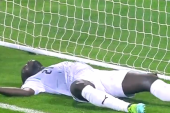 Opet jezive scene na fudbalskim terenima! Igrač se samo srušio, reanimirali ga na terenu (VIDEO)