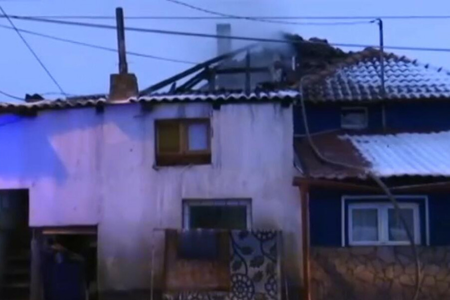 Buknuo požar na Voždovcu: Urušio se krov kuće, ulica zatvorena za saobraćaj (FOTO)