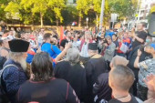Srbi ispod Novakovog prozora najavljuju novo okupljanje pred sudom: Braćo, mi smo već pobedili (VIDEO)
