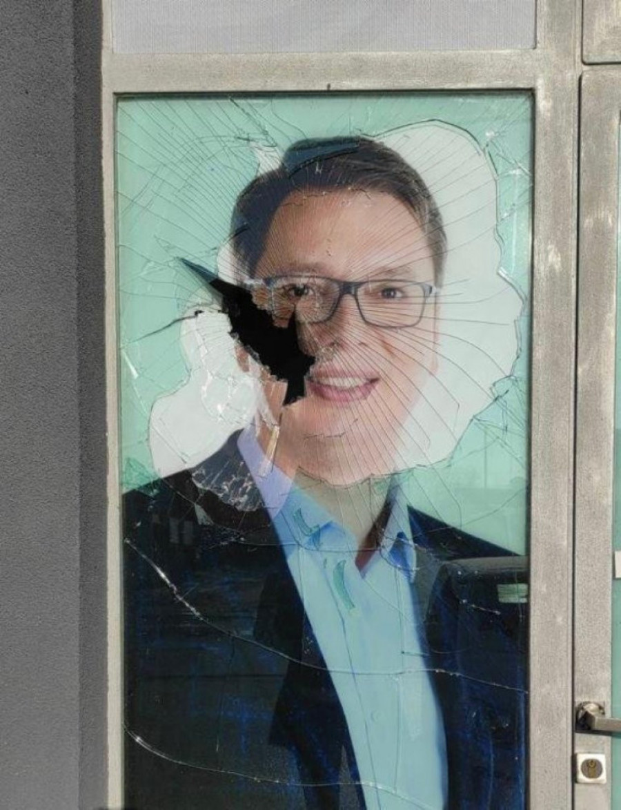 Sramota: Na treći dan Božića huligani razbili prostorije SNS u Novom Sadu