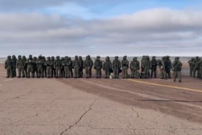 Ruski padobranci pod punom ratnom opremom sleteli u Kazahstan: Zauzeli kosmodrom (VIDEO)