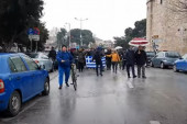 „Svi smo mi Đoković“: Antivakseri u Solunu pružili podršku teniskoj zvezdi (VIDEO)