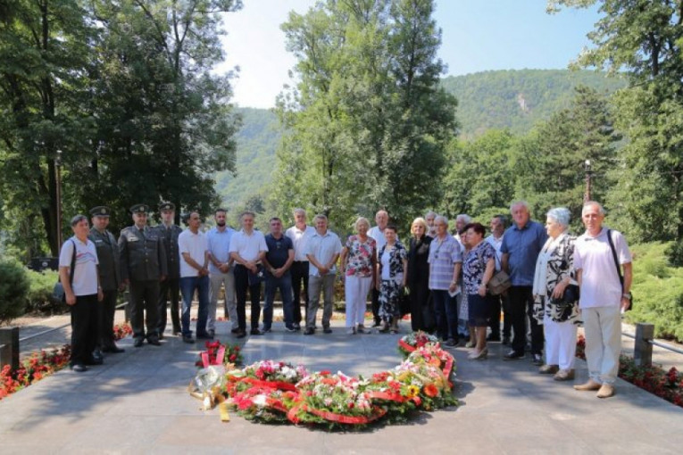 24SEDAM UŽICE Na Partizanskom groblju na Dovarju obeležena 80. godišnjica ustanka naroda Srbije
