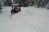 Na slavu se probijali traktorima! Sneg zadaje muke meštanima Nove Varoši
