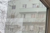 Beograđanin čisti sneg sa terase i sve baca na ulicu: Ni pogledao nije da li ima prolaznika (VIDEO)