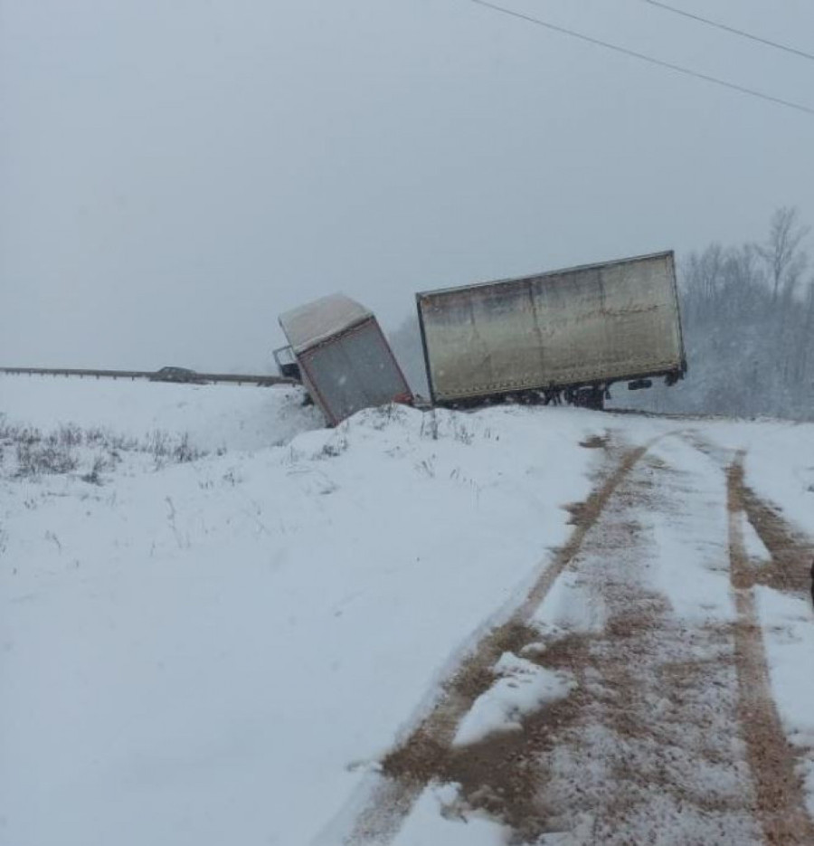Kamion sleteo sa puta kod Lazarevca (FOTO)