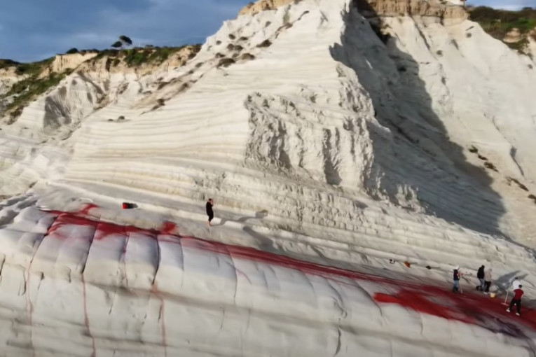 Vandali uništili turistički biser: Čuvene bele litice polili crvenom bojom (VIDEO)